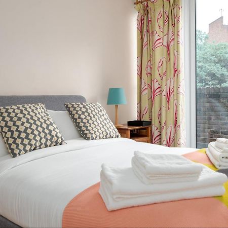 Ferienwohnung Guestready - Lovely Ground Floor Duplex With Patio In Southbank London Exterior foto