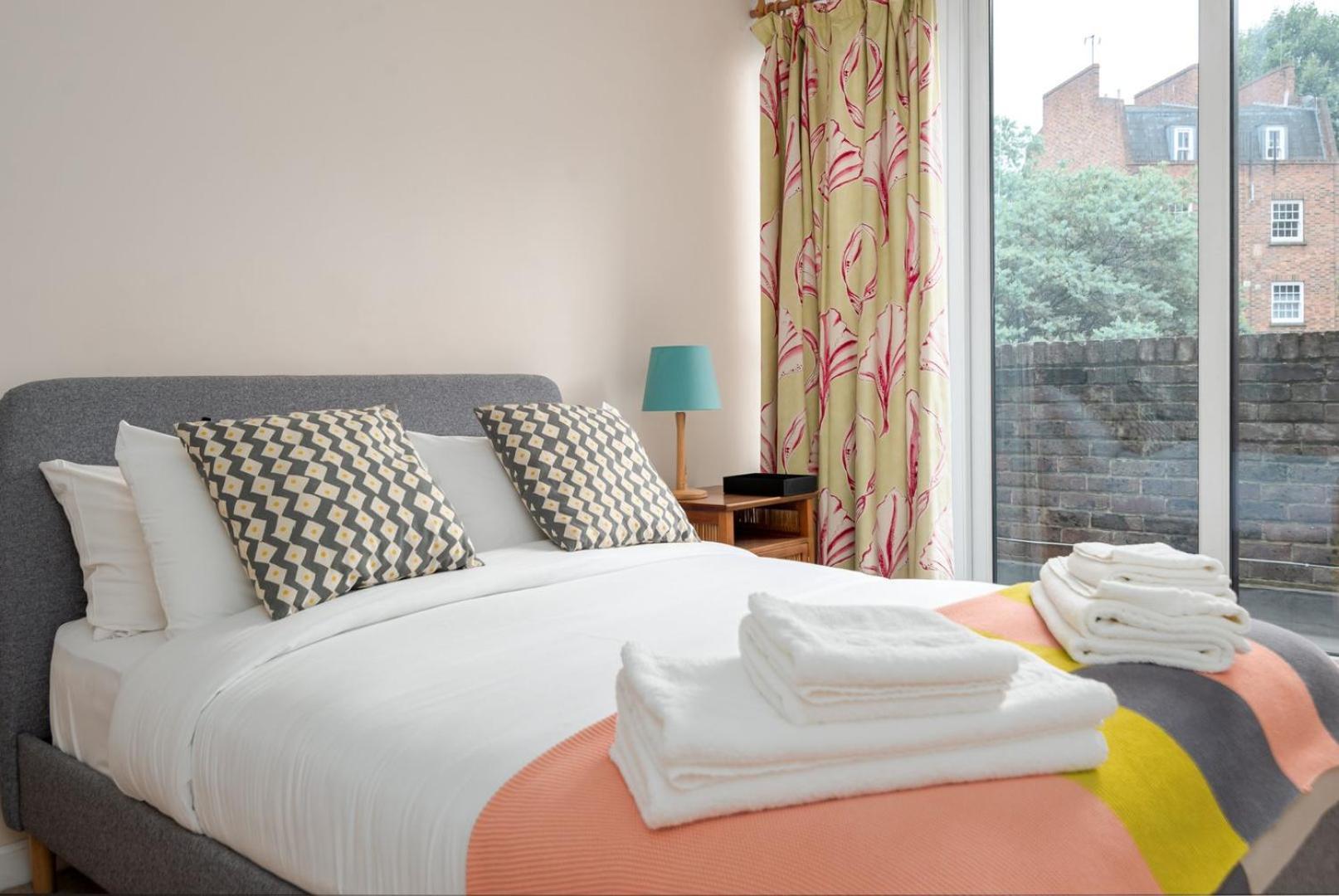 Ferienwohnung Guestready - Lovely Ground Floor Duplex With Patio In Southbank London Exterior foto