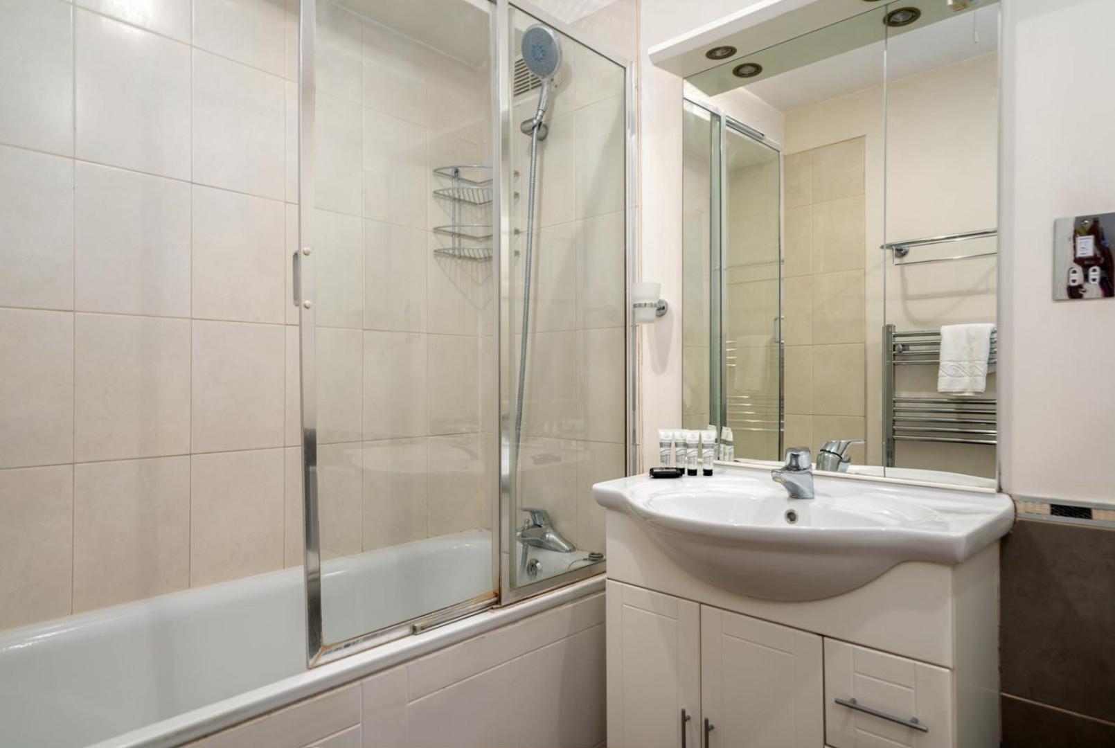 Ferienwohnung Guestready - Lovely Ground Floor Duplex With Patio In Southbank London Exterior foto