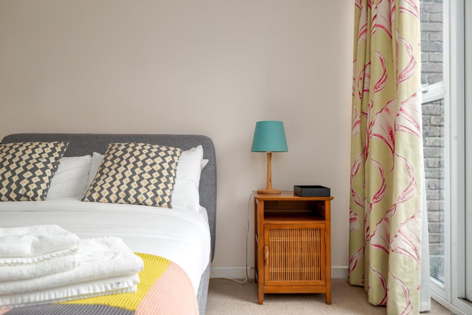 Ferienwohnung Guestready - Lovely Ground Floor Duplex With Patio In Southbank London Exterior foto